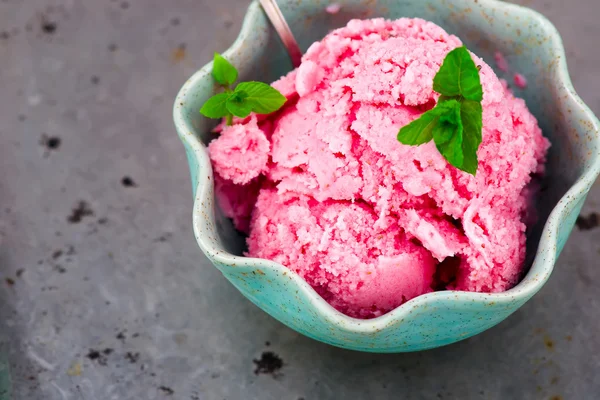 Le yaourt aux fraises congelé — Photo