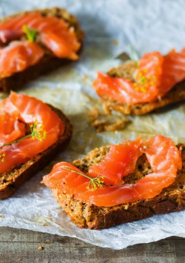 gravlax kepek ekmek üzerinde