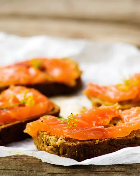 Gravlax na chleb z otrębów — Zdjęcie stockowe