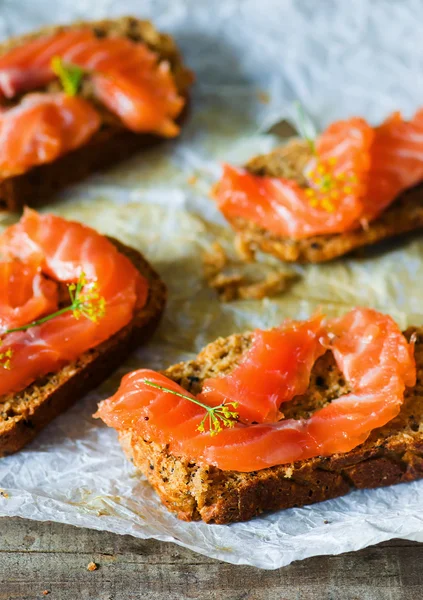 Tartozik a gravlax kenyér, korpa — Stock Fotó