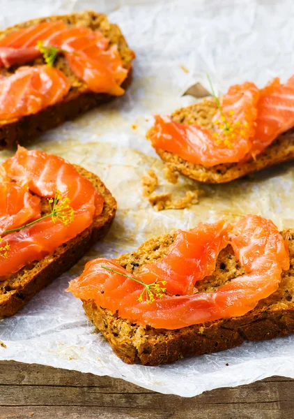 Gravlax na chleb z otrębów — Zdjęcie stockowe