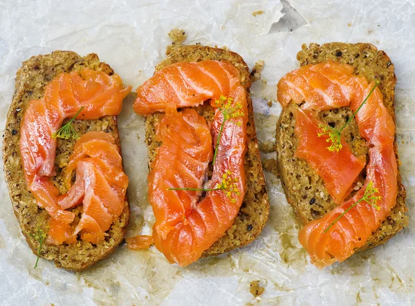 Tartozik a gravlax kenyér, korpa — Stock Fotó