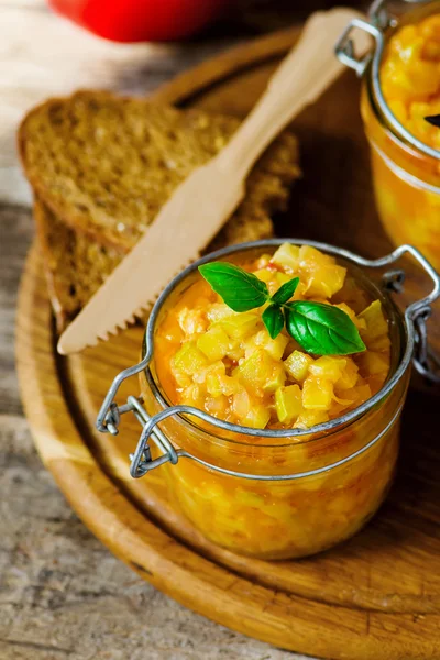 Pasta de tutano em um jarro de vidro . — Fotografia de Stock