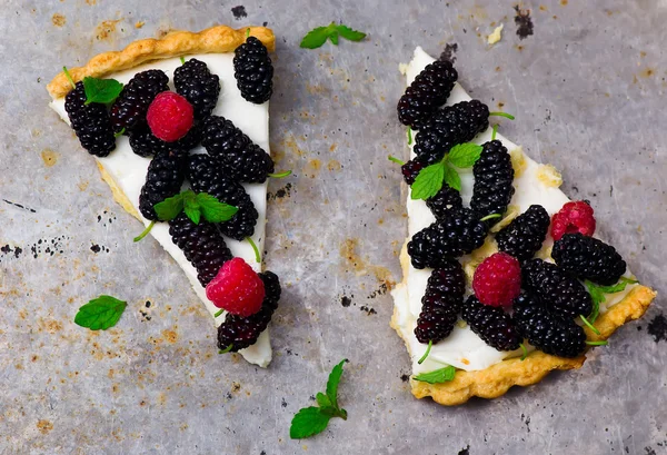 Slice of a tart with fresh berries. — Stock Photo, Image