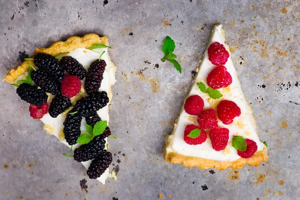 Slice of a tart with fresh berries. — Stock Photo, Image