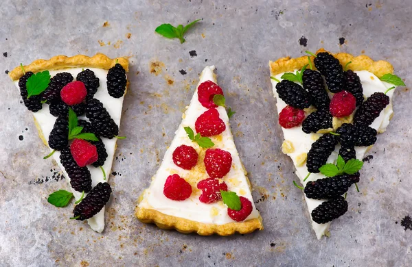 Slice of a tart with fresh berries. — Stock Photo, Image