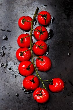 bir fırın tepsisine pişmiş domates. 