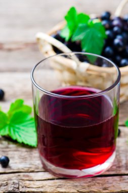 Siyah frenk üzümü soğuk içecek 