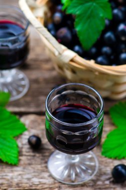 blackcurrant bir kadeh likör