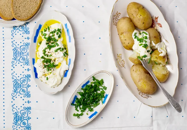 Gekochte junge Kartoffeln mit Quark-Sauce — Stockfoto