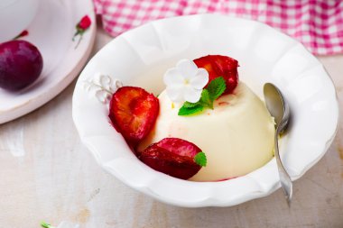 Erik soslu panna cotta