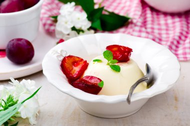 Erik soslu panna cotta