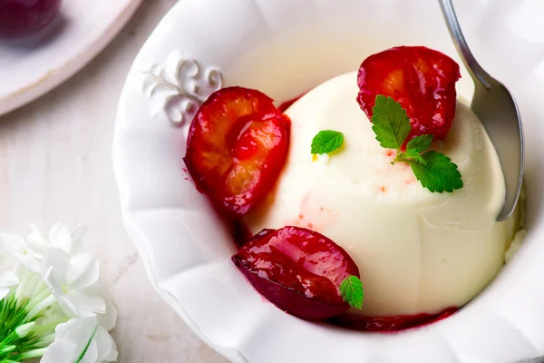 Panna cotta s švestkovou omáčkou — Stock fotografie