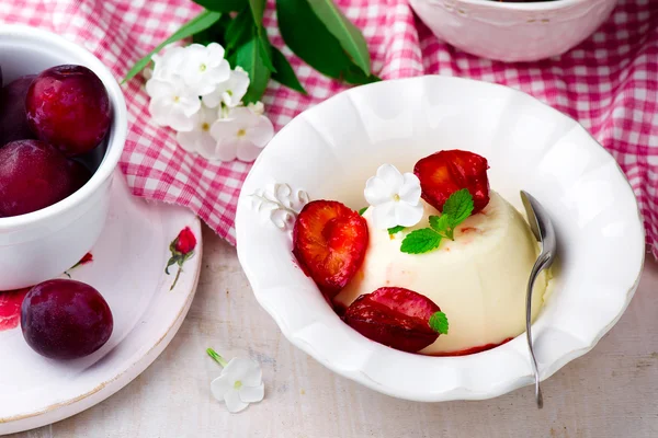 Panna cotta s švestkovou omáčkou — Stock fotografie