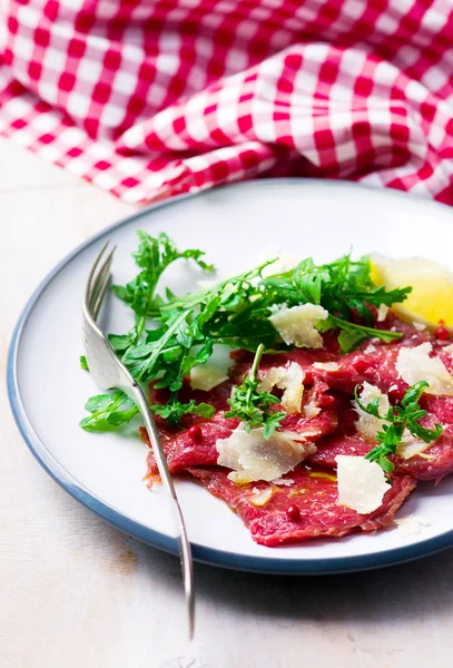 Carpaccio z telecího masa. — Stock fotografie