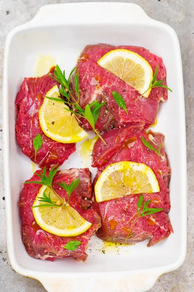 Ternera cruda lista para una parrilla — Foto de Stock