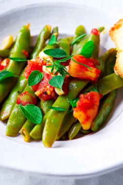 yeşil fasulye, domates ihtiva eder.