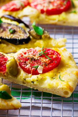 parçalar ile kesilmiş pizza her türlü