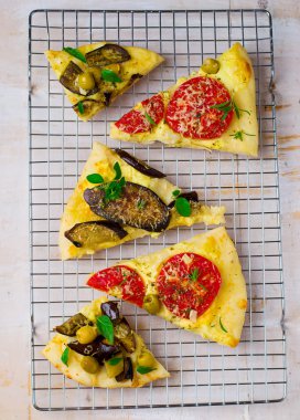 parçalar ile kesilmiş pizza her türlü