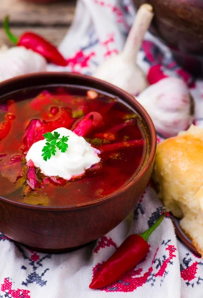Sopa de remolacha, remolacha tradicional ucraniana y crema agria —  Fotos de Stock