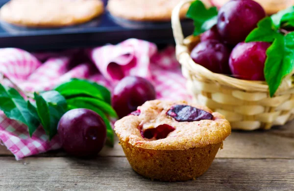 Hemgjord plommon muffins — Stockfoto