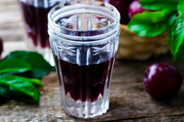 Slivovitz. Bebida alcohólica de ciruela . — Foto de Stock