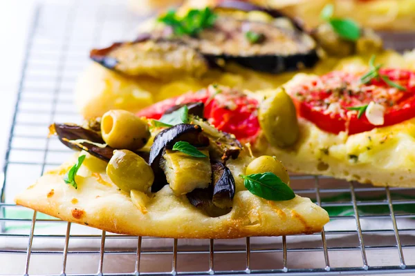 Todo tipo de pizza cortada con trozos —  Fotos de Stock