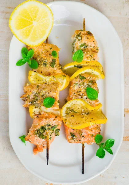 Kebab de um salmão com um limão . — Fotografia de Stock