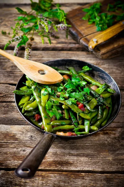 Feijão verde, cozido com panchetta — Fotografia de Stock