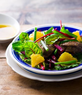 pancar ve bir tavuk karaciğer salata 