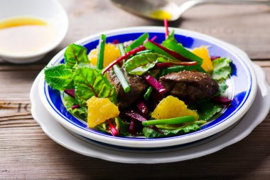 pancar ve bir tavuk karaciğer salata 