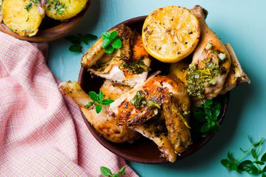 bir limonlu ızgara tavuk