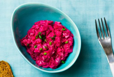 bir ringa balığı ve pancar İsveç salatası