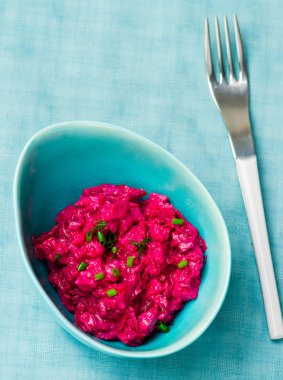 bir ringa balığı ve pancar İsveç salatası