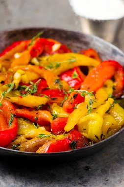 parmesan ile pişirilmiş tatlı biber 