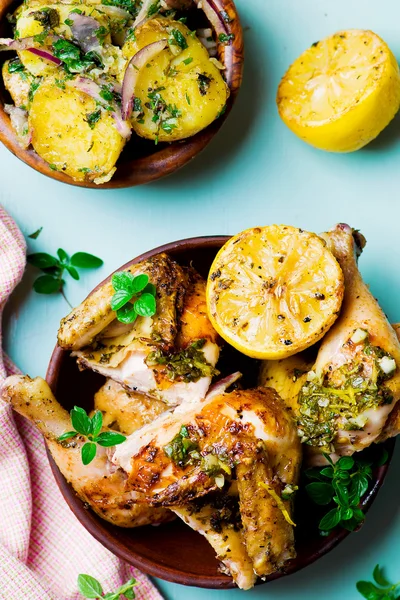 Pollo a la parrilla con un limón — Foto de Stock