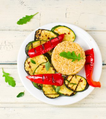 ızgara sebzeli bulgurun