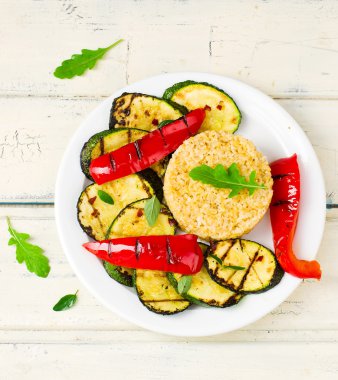 ızgara sebzeli bulgurun