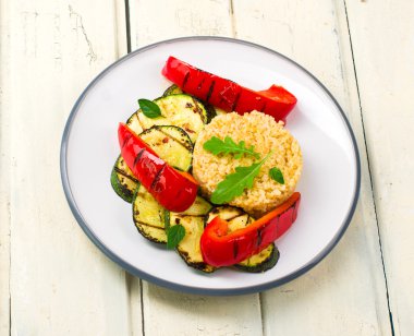 ızgara sebzeli bulgurun