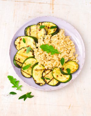 ızgara sebzeli bulgurun