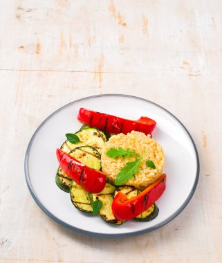 ızgara sebzeli bulgurun