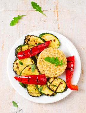 ızgara sebzeli bulgurun