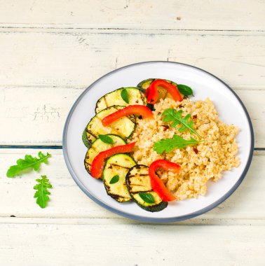 ızgara sebzeli bulgurun