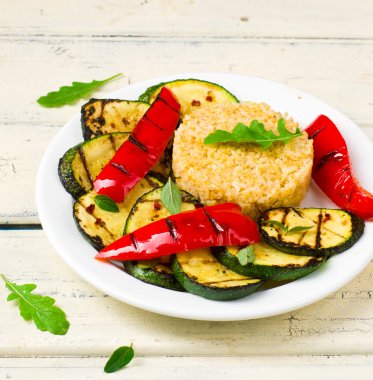 ızgara sebzeli bulgurun