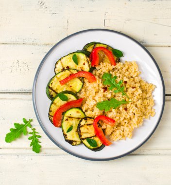 ızgara sebzeli bulgurun