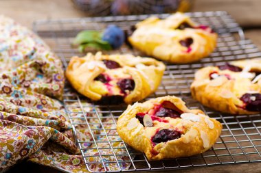 ev yapımı Erik pasta