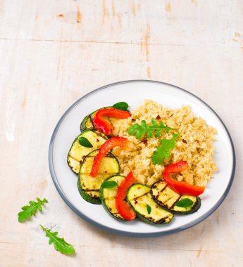 ızgara sebzeli bulgurun