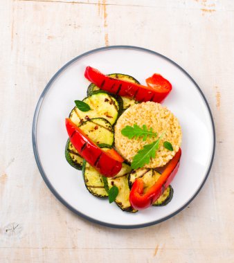 ızgara sebzeli bulgurun