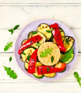 ızgara sebzeli bulgurun