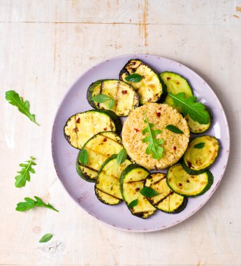 ızgara sebzeli bulgurun